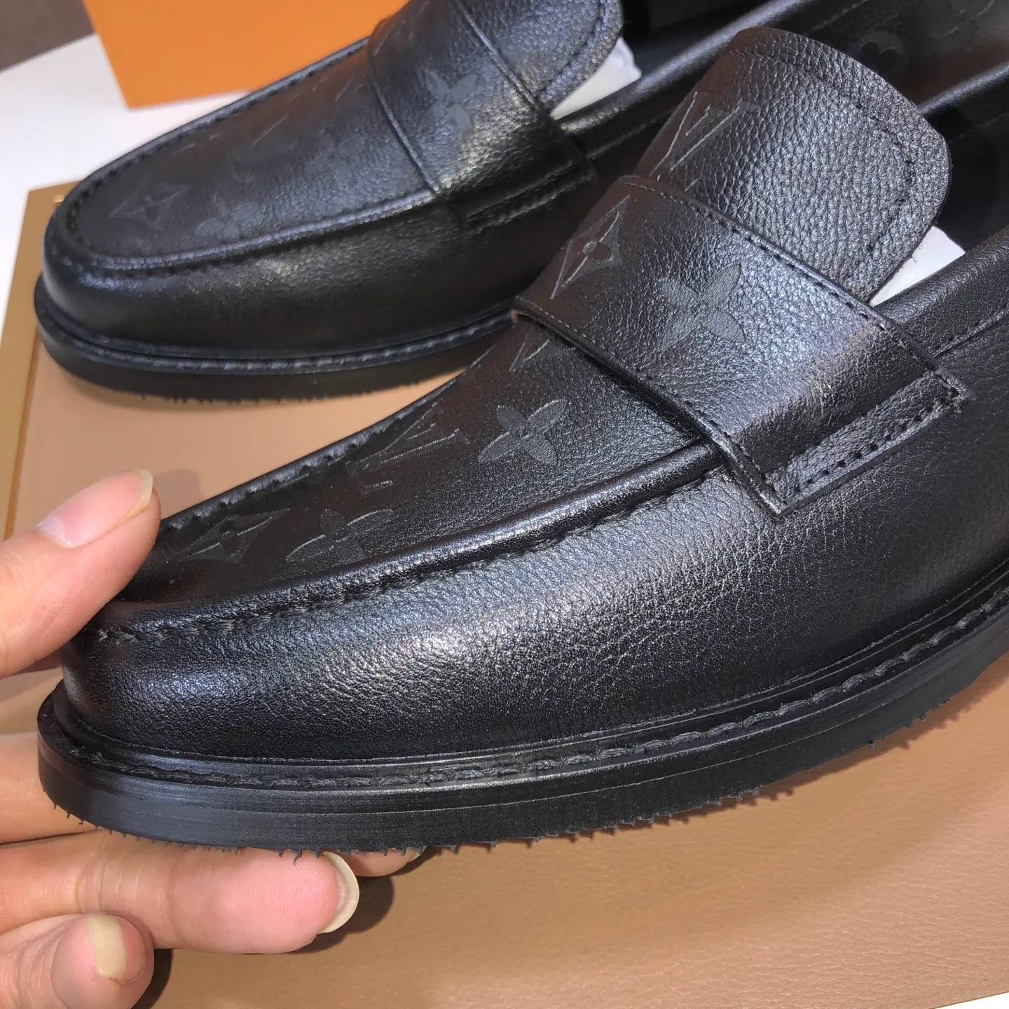Men's men's shoes💰460💰【LV】(sheepskin lining) formal men's shoes! The high-end formal wear style is luxurious and elegant, with both practicality and style. We pay special attention to quality and details. The original version at the counter is 1:1 ultra-accurate replica👍🏻 The shoe last, leather, workmanship and comfort are not inferior! Material: imported cowhide upper, soft first layer of sheepskin! Code number: 38-45 (45 customized)